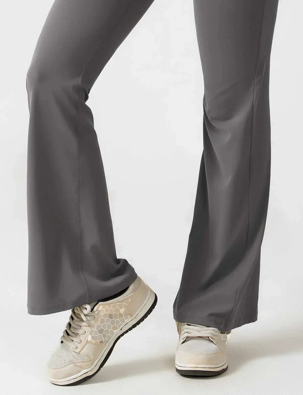 Grijze comfortabele dames jumpsuit, flared, shaping en met een diepe V-rug.