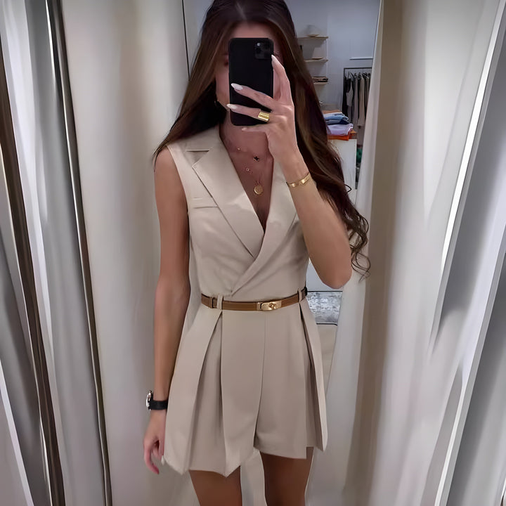 Stijlvolle zwarte dames mini jumpsuit met V-hals, mouwloos en verstelbare taille. Moderne zomerkleding.