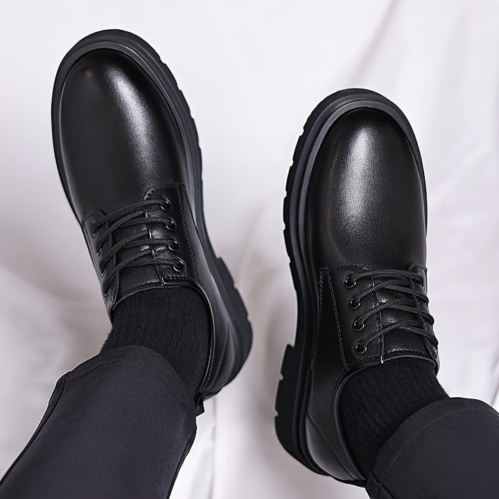 "Zwarte heren leren schoenen, formele stijl met ronde neus en Italiaanse look, voor zowel zakelijke als sociale gelegenheden.