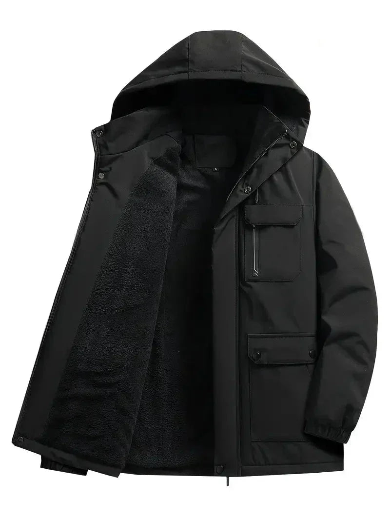 Model draagt ademende, waterdichte heren winterparka in klassiek zwart, warm en casual.