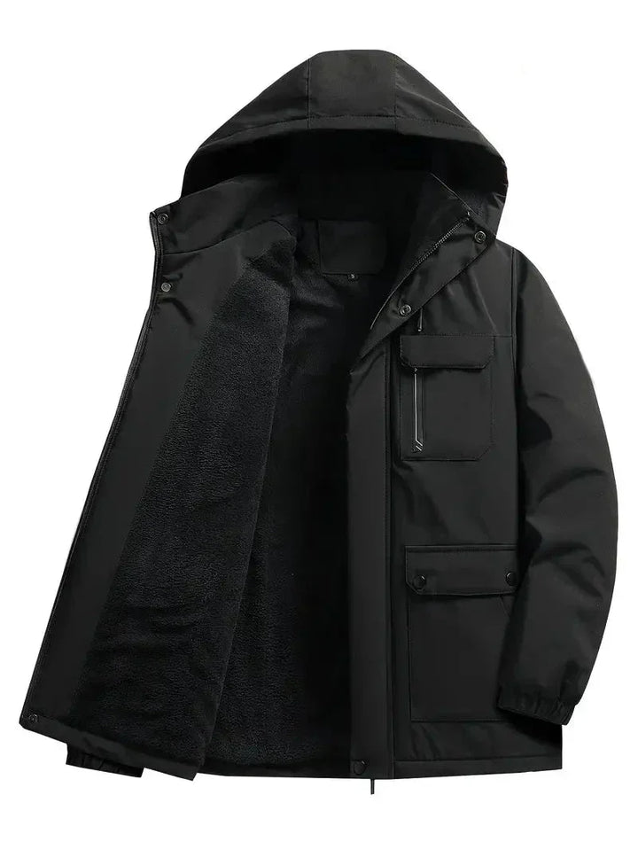 Model draagt ademende, waterdichte heren winterparka in klassiek zwart, warm en casual.