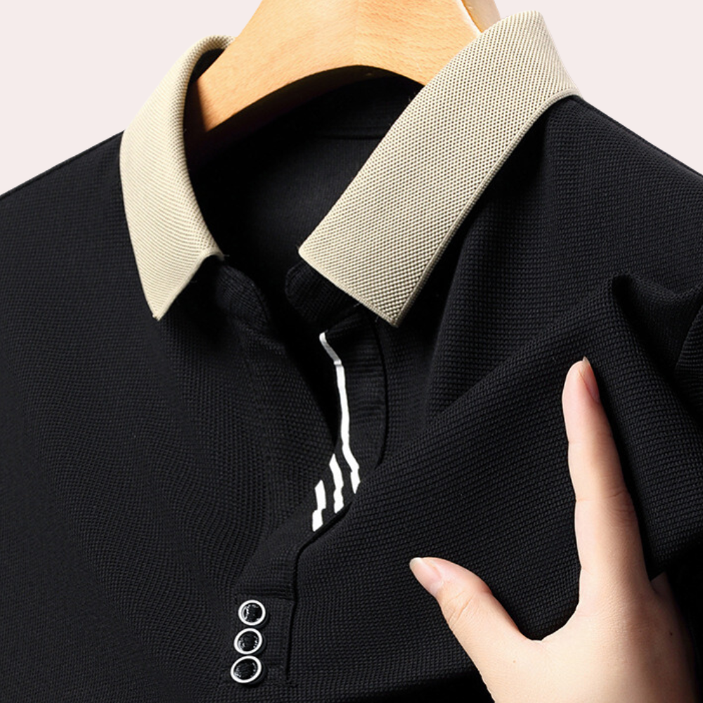 "Zwarte herenpolo met korte mouwen, elegante pasvorm, klassieke polohals, veelzijdig voor zomer casual wear."