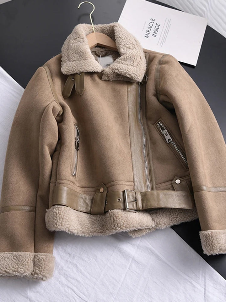 Bruine elegante leren winterjas voor dames; comfortabele, modieuze bovenkleding met een getailleerde pasvorm.