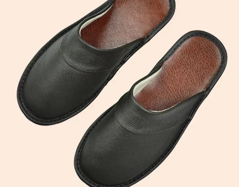 Zwarte leren heren pantoffels, stijlvol en comfortabel, perfect voor winterse avonden, gemaakt van hoogwaardig leer.