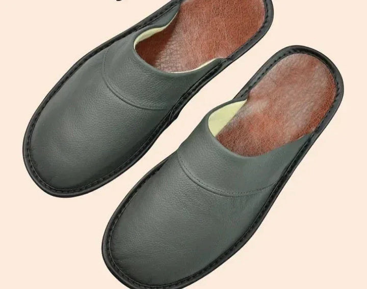 Zwarte leren heren pantoffels, stijlvol en comfortabel, perfect voor winterse avonden, gemaakt van hoogwaardig leer.