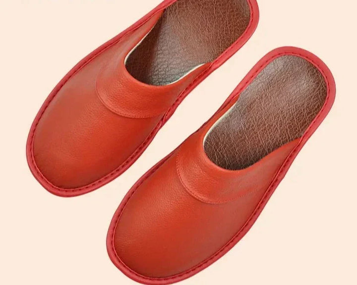 Zwarte leren heren pantoffels, stijlvol en comfortabel, perfect voor winterse avonden, gemaakt van hoogwaardig leer.