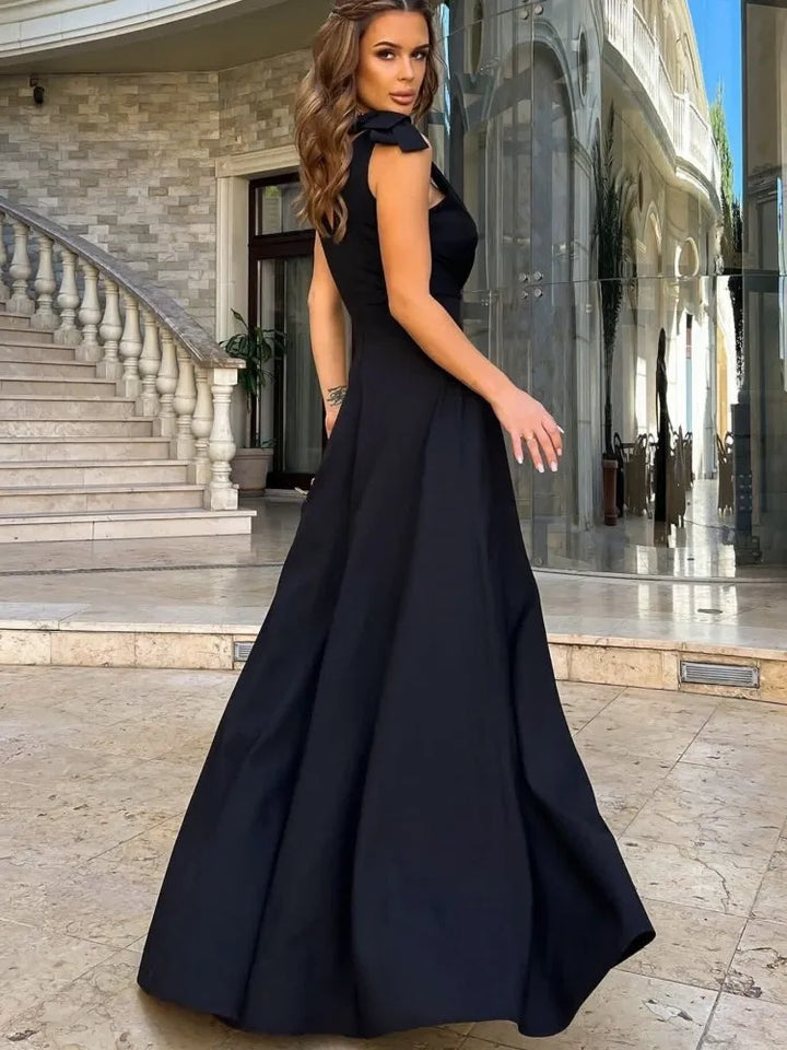 "Zwarte maxi jurk met diepe V-hals en zijsplit, elegant en verleidelijke kleding voor chique gelegenheden."