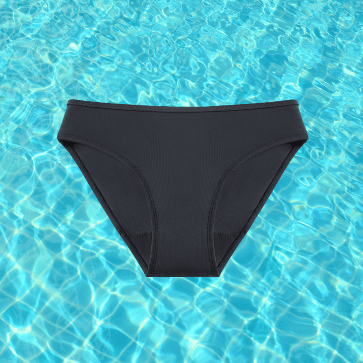 "Zwarte menstruatie bikinibroekje met lekbescherming, ideaal voor discreet en comfortabel zwemmen tijdens ongesteldheid."