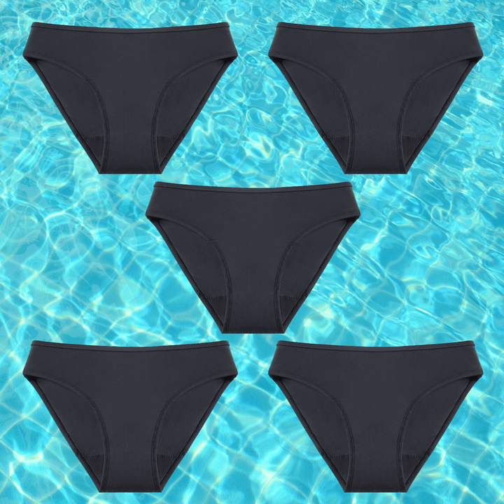 "Zwarte menstruatie bikinibroekje met lekbescherming, ideaal voor discreet en comfortabel zwemmen tijdens ongesteldheid."