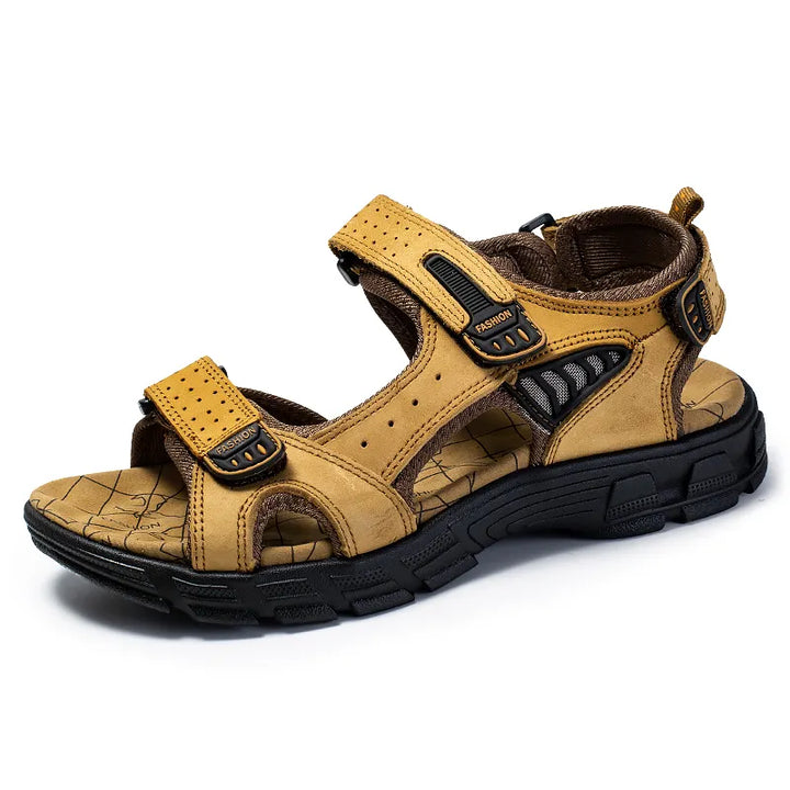 Heren dragen orthopedische sandalen tijdens het wandelen, genietend van comfort en steun op een zomerse dag.