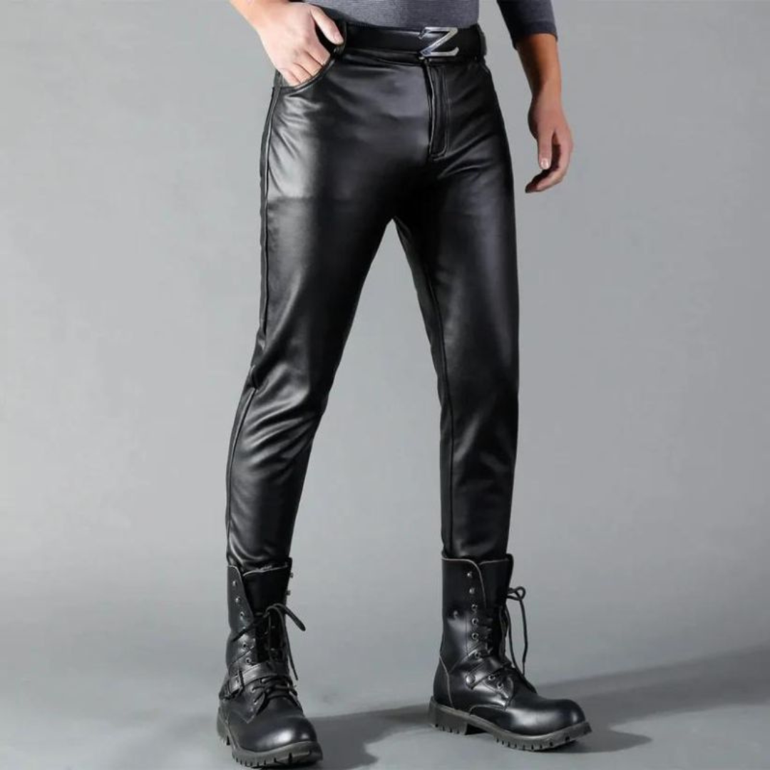 Zwarte stretchleren broek voor heren met elegante pasvorm, ideale balans tussen stijl en comfort voor elke gelegenheid.
