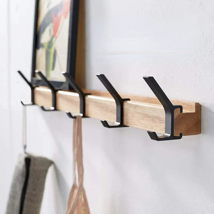 Zwarte wandkapstok Nordic design met verplaatsbare haken, ideaal voor hal of slaapkamer.