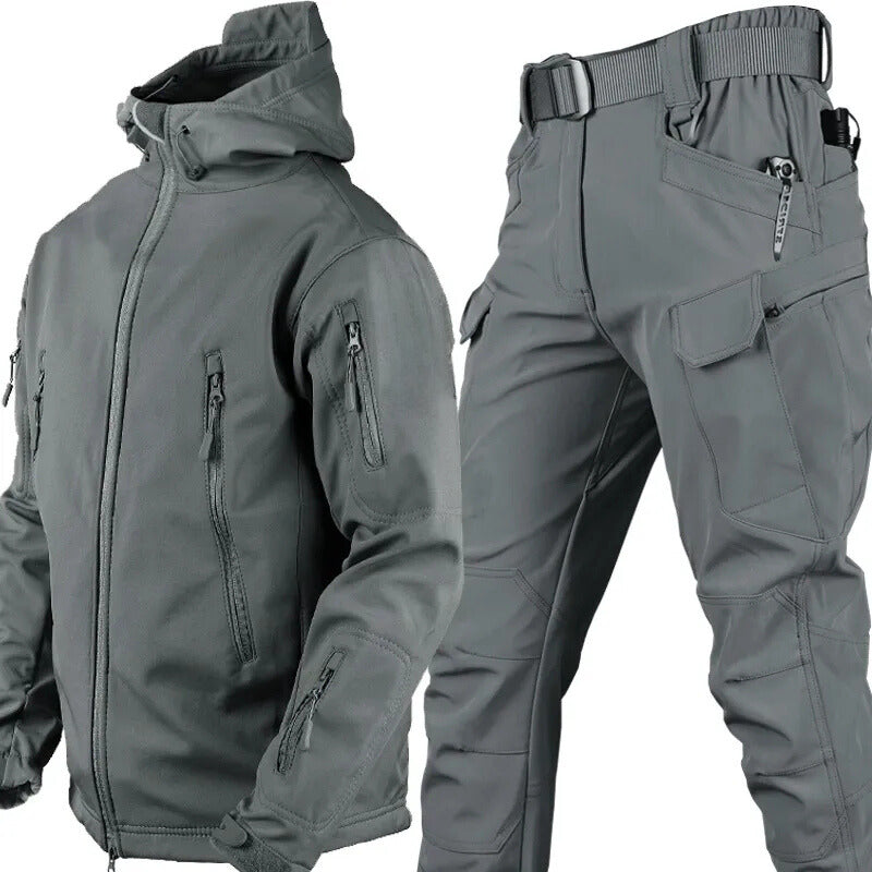 "Zwarte water- en winddichte outdoor set voor heren met fleecevoering, zes zakken en verstelbare capuchon voor elk weer."