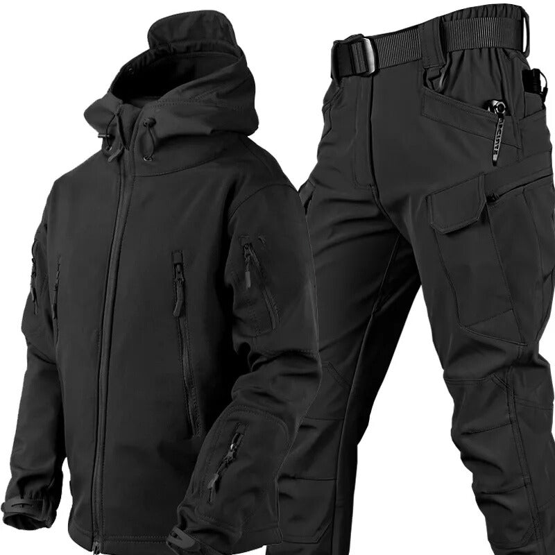 "Zwarte water- en winddichte outdoor set voor heren met fleecevoering, zes zakken en verstelbare capuchon voor elk weer."